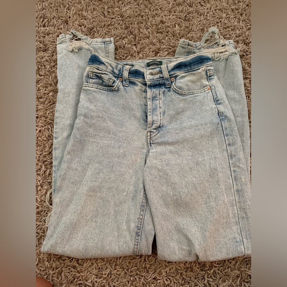Ripped light wash 90s jeans